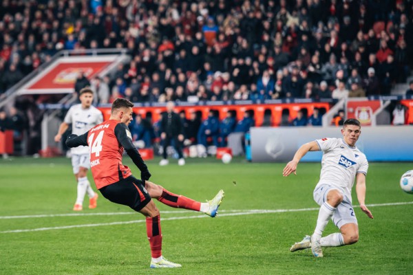 분데스리가 호펜하임전에서 쐐기골을 기록한 레버쿠젠의 공격수 쉬크(좌)