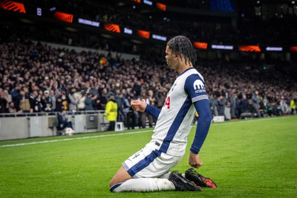 토트넘 데뷔골을 터뜨린 데인 스칼렛