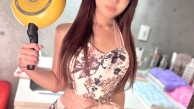 맨살에 앞치마 입은 신혼