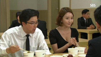 장례식 조문녀 노출 의상 논란...