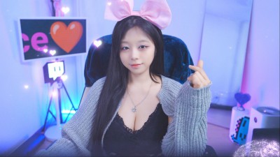 본인피셜 엉덩이 개 크다는 여캠 근데 딴것도 다 큼