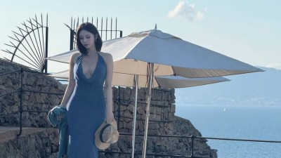 시원하게 가슴 오픈한 유부녀 꽃빵