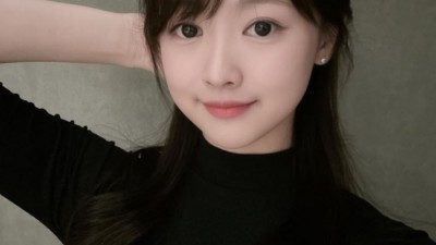 바닥에 앉은 bj 히또 반바지 엉밑살