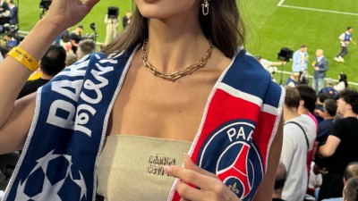 미모와 몸매가 미쳐 날뛰는 PSG 응원녀